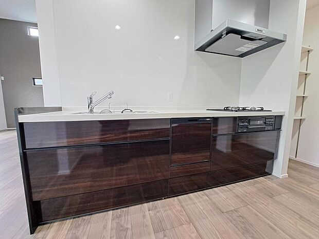 対面カウンターキッチン　キッチンは、ご家族との会話が楽しめる対面カウンタータイプを採用。リビングで遊ぶお子様の様子をうかがいながらお料理もできます。