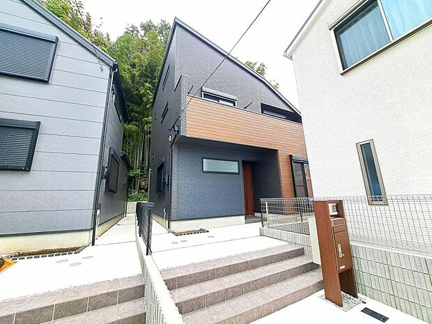 「仲町台」駅徒歩13分。豊かな居住性とクオリティが見事に調和した住空間は住まうことの喜びを感じさせてくれます。