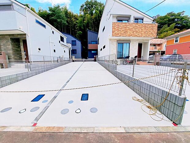 車2台駐車可。玄関につながる駐車スペースなので重い荷物の出し入れの負担を最小限に抑えられます。