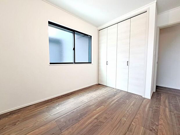 洋室5.3帖　家族個々の安らぎの空間。誰もが好みで飾れるシンプルな室内に仕上げてあります。