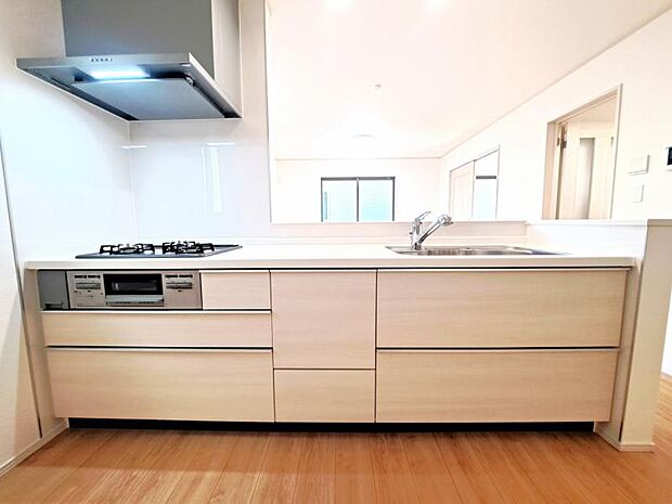 広々としたキッチンスペースで食洗機と浄水器が付き、収納力もあるキッチンはお料理が捗ります。横には小窓もあります。