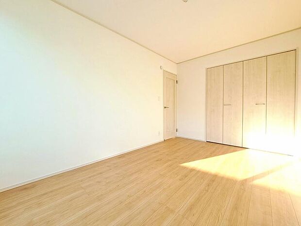 洋室6.75帖　窓からたっぷりと陽光が注がれる、明るく快適なプライベート空間となっております。