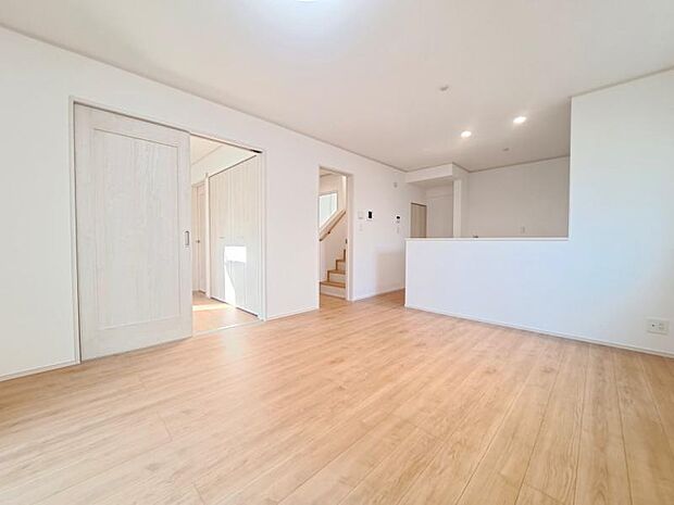 床暖房　足元からお部屋全体をムラなく均一に暖めます。風を起こさないため温風による乾燥がなく、さらにアレルギーの一因となるホコリなども舞い上がらずクリーンな室内環境を保ち、小さなお子様のいるご家庭は特に