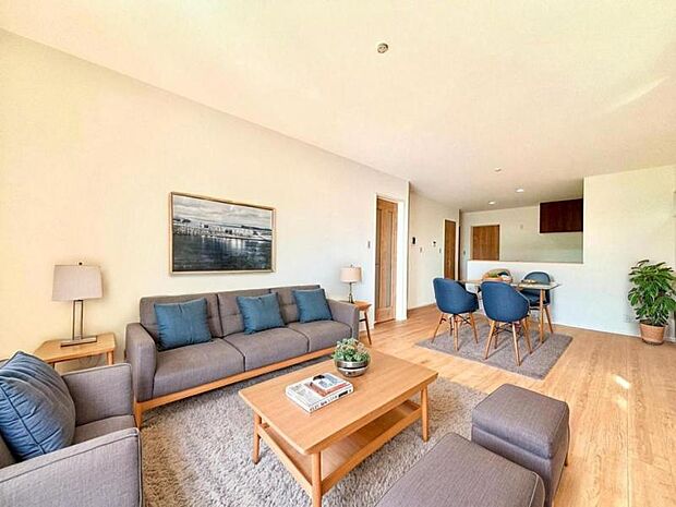 リビング（配置してある家具はCGによるイメージです）LDK18.3帖　くつろげるリビングは話に夢中になりすぎて、ついつい時間を忘れてしまう。そんな束の間の幸せを感じさせてくれる場所です。