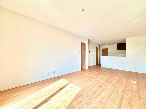 LDK18.3帖落ち着きのあるリビングです。お友達が遊びに来た時にも使えますし、ちょっと疲れた時にお昼寝できるのも嬉しいですね。