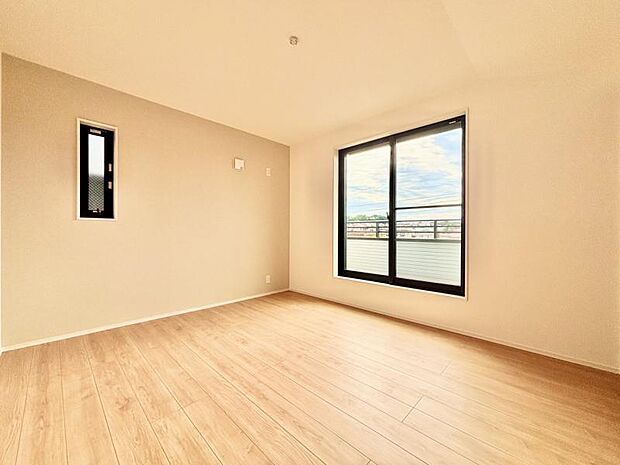 洋室7帖　窓から注がれる光で家族とのコミュニケーションも明るくなりそうな居室です。