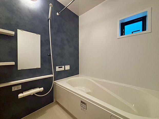 小窓がある浴室。凹凸が少ない汚れの付き辛くお掃除が楽な仕様となっております。