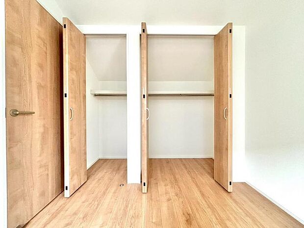 クローゼットには棚やハンガーパイプが備えられているので、大切なお洋服にしわを付けずにそのまましまうことが出来ます。