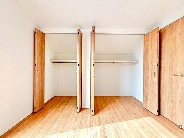 クローゼットには棚やハンガーパイプが付いており、スーツや上着などがスッキリ収納可能です。