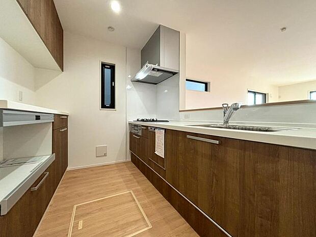 キッチンはご家族との会話が楽しめる対面カウンタータイプを採用。リビングで遊ぶお子様の様子をうかがいながらお料理もできます。