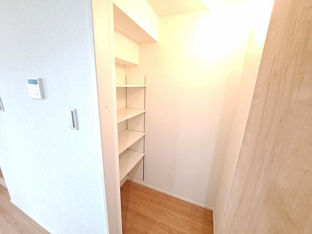 お米などの食品ストックや大きな食器、頻繁には使わない調理家電などを収納でき、キッチンもスッキリ片付きます。災害時の備蓄食材の保管スペースとしても便利です。