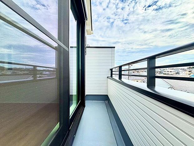 使い易いバルコニー。やわらかな陽射し・心地よい風。どこまでも広がる空の下、限りない開放感を味わえる空間です。