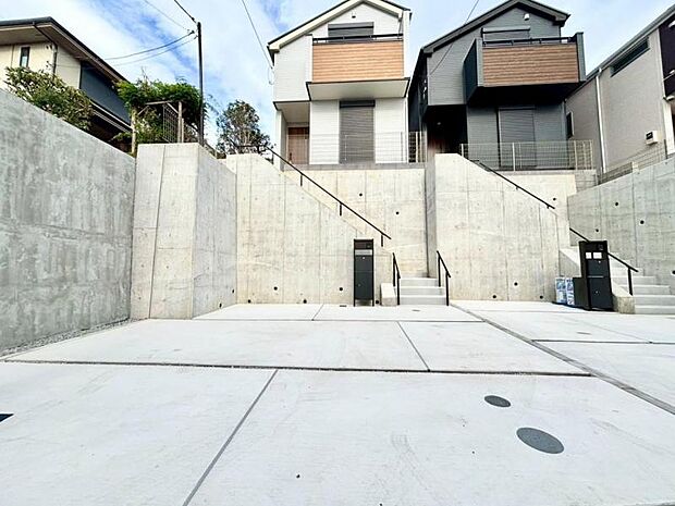 並列2台駐車可　敷地内に設けられた駐車スペース。（2025.9.29撮影）