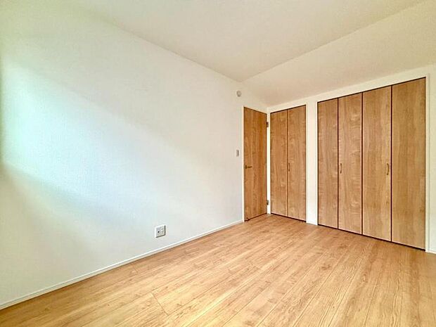 洋室5.5帖　居室には収納スペースが豊富なため、シンプルですっきりとした暮らしが実現できます。