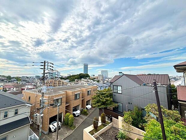 この街ならではの美しい風景と、ここから紡がれる物語が始まります。