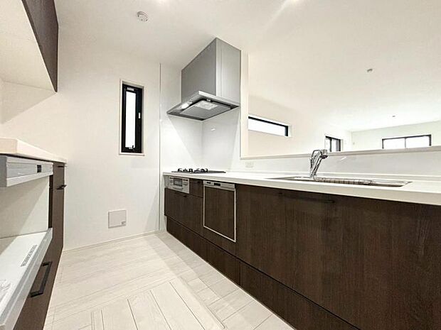 キッチンはご家族との会話が楽しめる対面カウンタータイプを採用。リビングで遊ぶお子様の様子をうかがいながらお料理もできます。