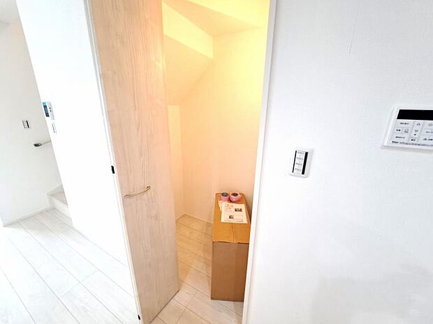 お米などの食品ストックや大きな食器、頻繁には使わない調理家電などを収納でき、キッチンもスッキリ片付きます。災害時の備蓄食材の保管スペースとしても便利です。