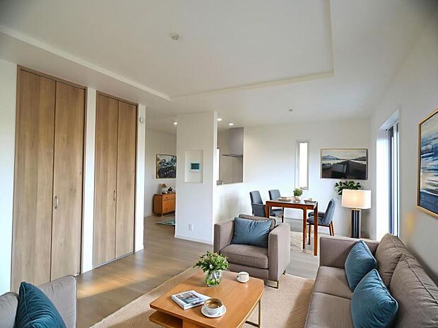 （配置してある家具はCGによるイメージです。）LDK18帖　くつろげるリビングは話に夢中になりすぎて、ついつい時間を忘れてしまう。そんな束の間の幸せを感じさせてくれる場所です。