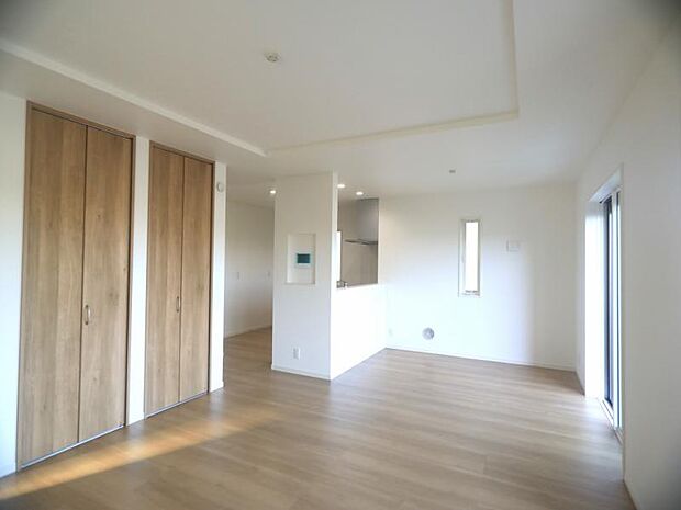 LDK18帖　落ち着きのあるリビングです。お友達が遊びに来た時にも使えますし、ちょっと疲れた時にお昼寝できるのも嬉しいですね。