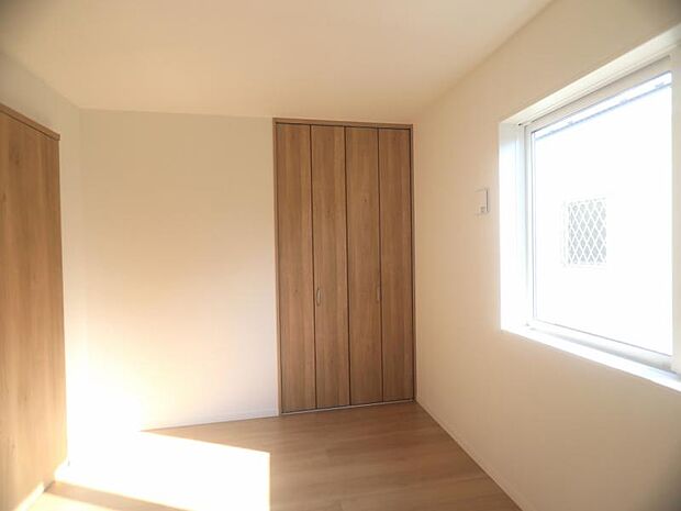 洋室5.7帖　日々の疲れを癒してくれる主寝室。自由度が高いので家具のレイアウトでお好みの空間を創りだせます。