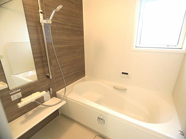 小窓がある浴室。凹凸が少ない汚れの付き辛くお掃除が楽な仕様となっており浴室乾燥機付きで雨の日の洗濯も可能です