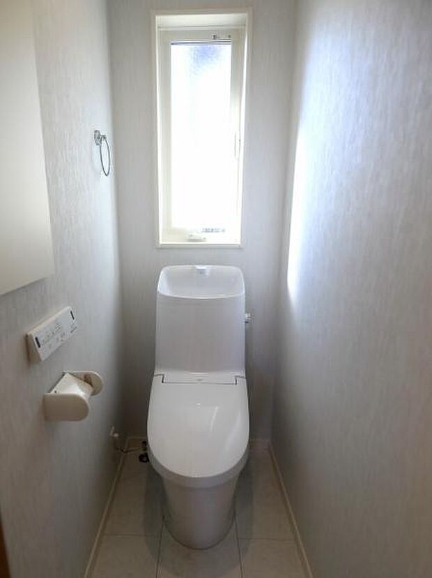 小窓が付いた清潔感の溢れるトイレです。落ち着いた空間で安らぎのひとときをお過ごし頂けます。2か所あり。