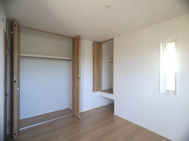 クローゼットには棚やハンガーパイプが備えられているので、大切なお洋服にしわを付けずにそのまましまうことが出来ます。