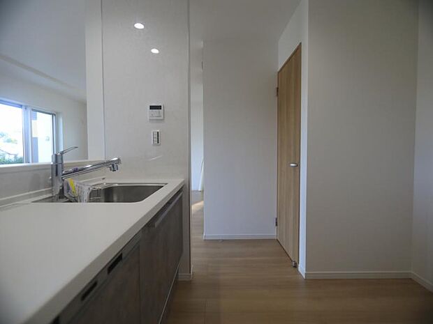 対面式システムキッチン　キッチンはご家族との会話が楽しめる対面式タイプを採用。リビングで遊ぶお子様の様子をうかがいながらお料理もできます。