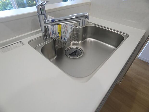 浄水器付きキッチン水栓　キッチンの水栓には、浄水器を標準装備。水道水をそのまま飲むことができ、お米などをおいしく炊くことも可能です。