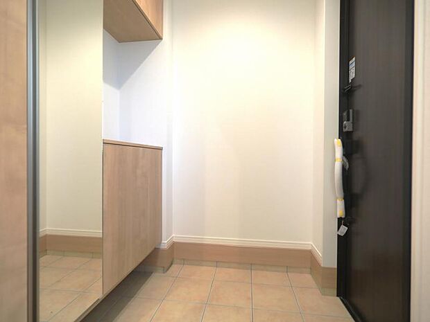 玄関のシューズクローゼットには鏡がついており玄関を広く見せつつ身だしなみを整えることができます。