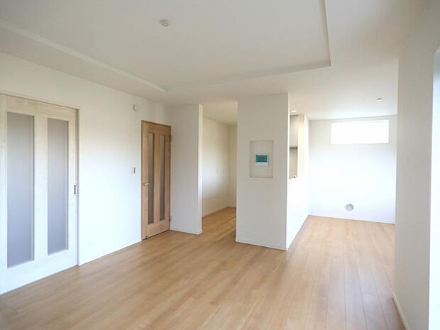 LDK19　落ち着きのあるリビングです。お友達が遊びに来た時にも使えますし、ちょっと疲れた時にお昼寝できるのも嬉しいですね