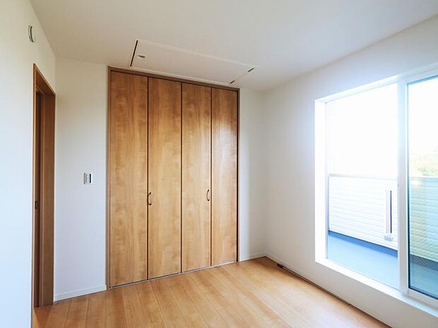 洋室6帖　窓から注がれる光で家族とのコミュニケーションも明るくなりそうな居室です。