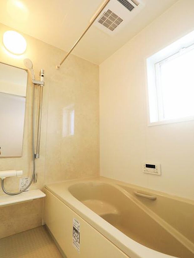 小窓がある浴室。凹凸が少ない汚れの付き辛くお掃除が楽な仕様となっており浴室乾燥機付きで雨の日の洗濯も可能です