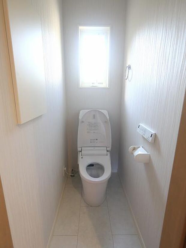 小窓が付いた清潔感の溢れるトイレです。落ち着いた空間で安らぎのひとときをお過ごし頂けます。トイレ2か所あり。