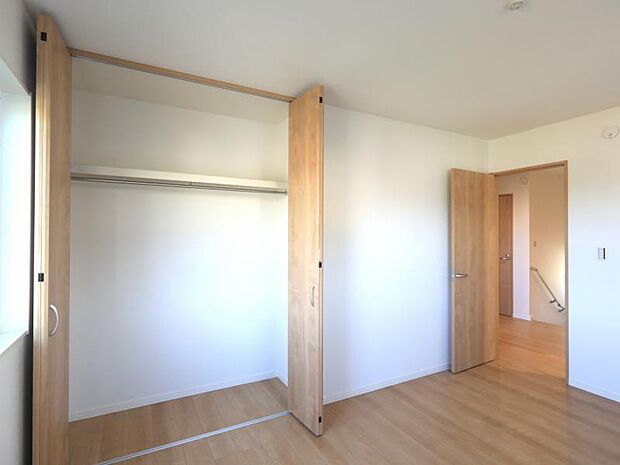 クローゼットには棚やハンガーパイプが付いており、スーツや上着などがスッキリ収納可能です。
