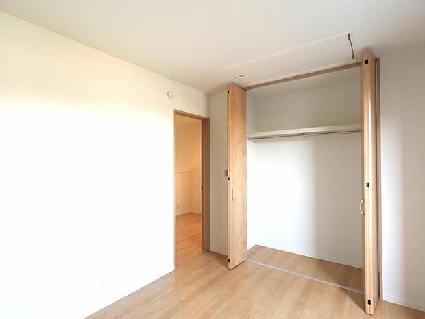 クローゼットには棚やハンガーパイプが備えられているので、大切なお洋服にしわを付けずにそのまましまうことが出来ます。