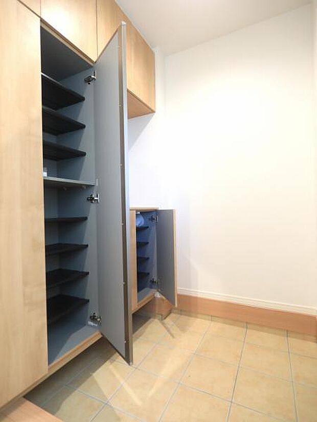 玄関には収納豊富なシューズクローゼットも完備。雑多な玄関でなくスッキリ空間にできるよう設計しました。