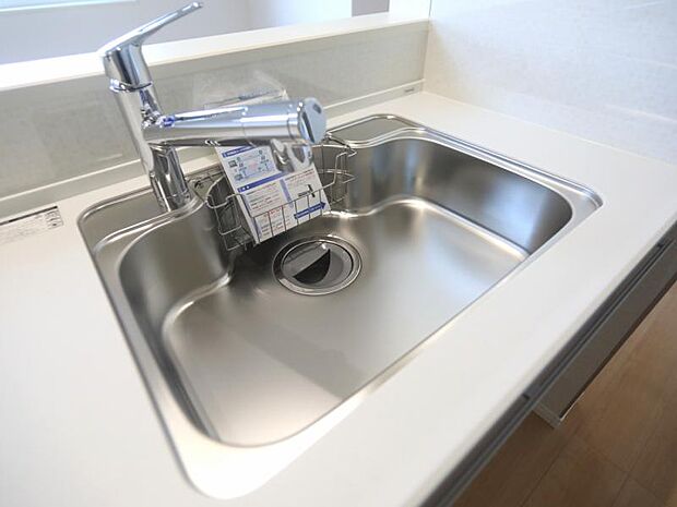 浄水器付きキッチン水栓　キッチンの水栓には、浄水器を標準装備。水道水をそのまま飲むことができ、お米などをおいしく炊くことも可能です。