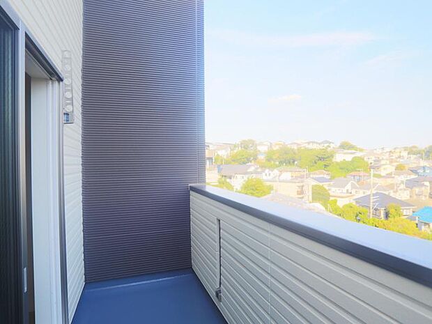 使い易いバルコニー。やわらかな陽射し・心地よい風。どこまでも広がる空の下、限りない開放感を味わえる空間です。