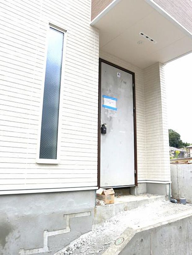 雑多な玄関ではなくスッキリ空間としてお家の顔になるよう設計いたしました。(2025.10.27撮影)