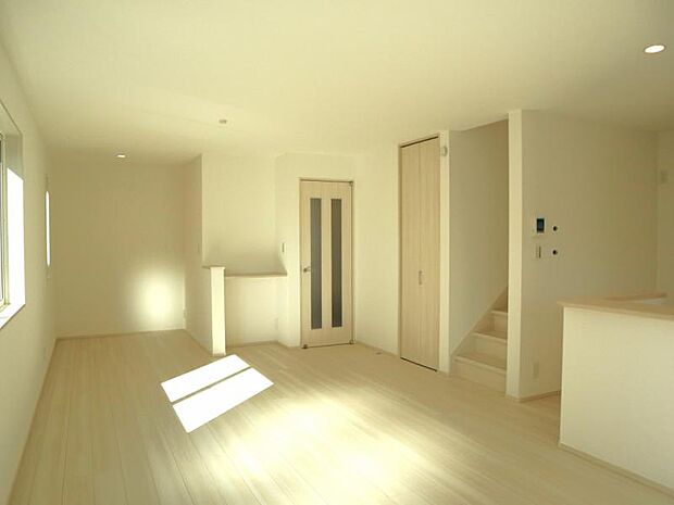 LDK20帖 床暖房完備のくつろげるリビングは話に夢中になりすぎて、ついつい時間を忘れてしまう。そんな束の間の幸せを感じさせてくれる場所です。