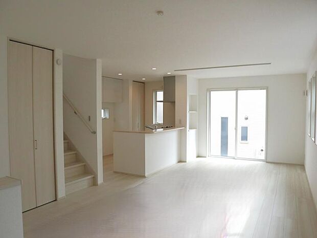 LDK20帖 床暖房完備のくつろげるリビングは話に夢中になりすぎて、ついつい時間を忘れてしまう。そんな束の間の幸せを感じさせてくれる場所です。