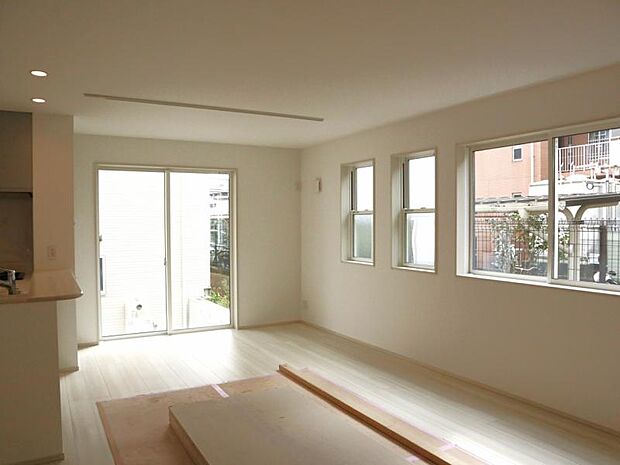 LDK20帖 床暖房完備の落ち着きのあるリビングです。お友達が遊びに来た時にも使えますし、ちょっと疲れた時にお昼寝できるのも嬉しいですね。(2025.10.27撮影)