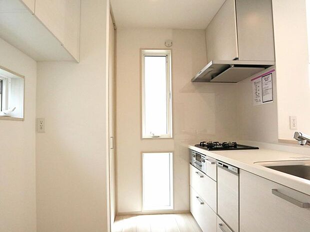 横には小窓、後ろには収納もある広々としたキッチンスペース。食洗機と浄水器が付きキッチンはお料理が捗ります