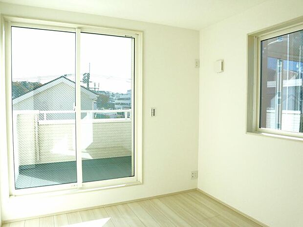 洋室6.8帖 窓から注がれる光で家族とのコミュニケーションも明るくなりそうな居室です。