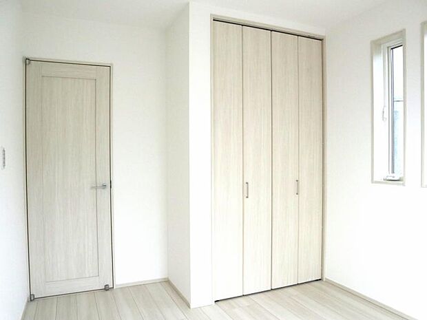 洋室5.5帖 居室には収納スペースが豊富なため、シンプルですっきりとした暮らしが実現できます