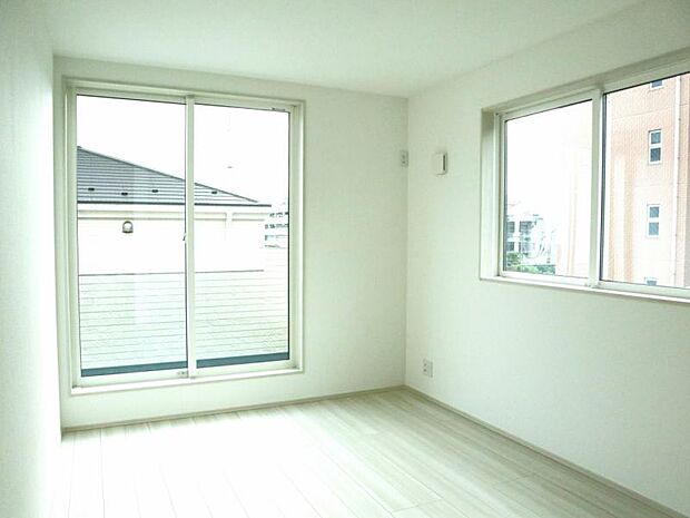 洋室6.8帖 窓から注がれる光で家族とのコミュニケーションも明るくなりそうな居室です。