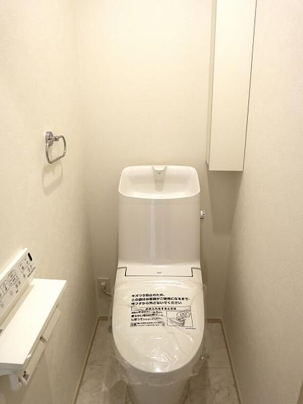 ウォシュレット付き清潔感の溢れるトイレです。落ち着いた空間で安らぎのひとときをお過ごし頂けます。2か所あります。