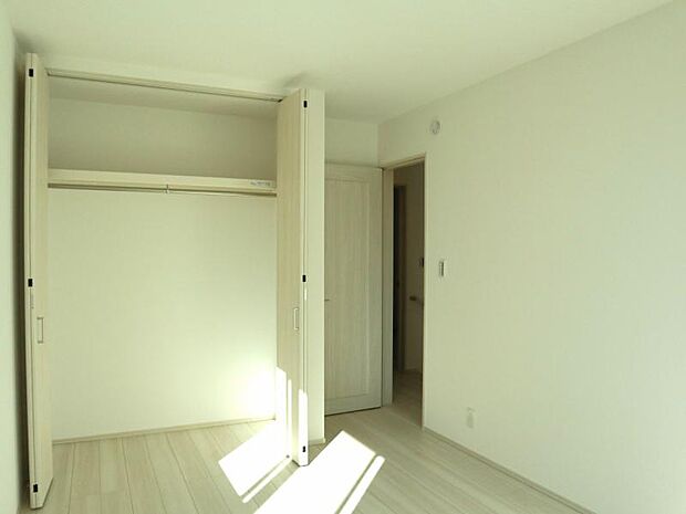大きなクローゼット。お子様のオモチャはもちろん、パパのスーツやママのバッグまでたっぷり収納できそうですね。