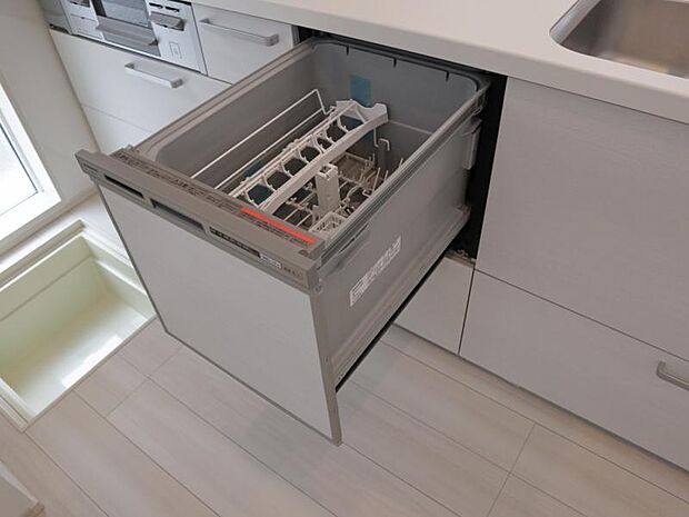 食器洗浄乾燥機 食器の後片付けに便利な食器洗浄乾燥機を標準装備。ビルトインタイプなので見た目もスッキリ、特に共働き世帯のご家族には必須品です。